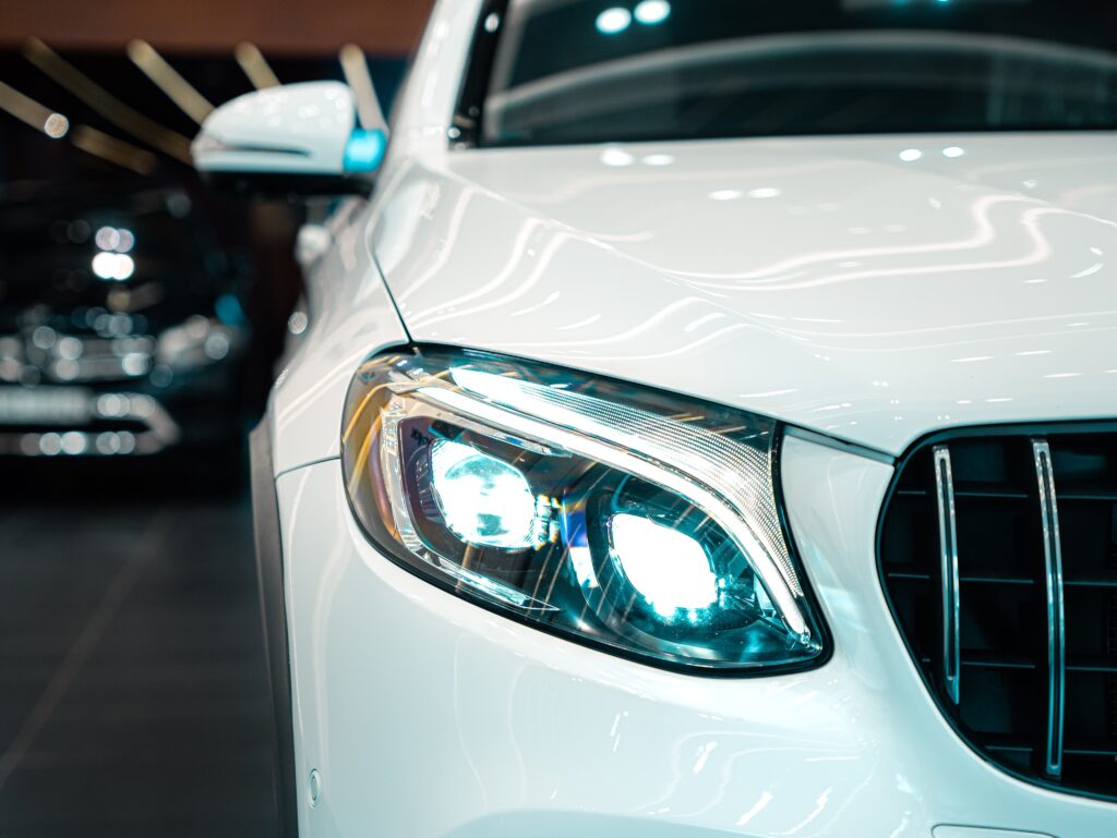 MERCEDES GLC 300 2017 tại Thế giới xe Đức  Tiếp nối thành công của người tiền nhiệm GLK trước đây tại phân khúc gầm cao năm chỗ cỡ trung hạng sang, Mercedes-Benz GLC-Class 2017 đã chính thức ra mắt thị trường Việt Nam vào giữa năm 2016. Đây là dòng xe hoàn toàn mới được thương hiệu ngôi sao ba cánh bắt tay nghiên cứu phát triển từ năm 2015, nằm trong kế hoạch thay mới cũng như gia tăng sự “tinh nhuệ” cho đội hình SUV của mình.  Đầu tiên ở phần tên gọi, nay Mercedes đã đồng nhất danh mục sản phẩm của mình để trở nên “gọn gàng” và dễ nhớ hơn, trong đó “GL” đại diện cho các dòng SUV, tiếp đến sẽ là chữ cái đại diện cho phân hạng tương ứng từ thấp đến cao, tương tự như ở chuỗi sedan gồm C-E-S. Kí tự "C" của GLC hẳn nhiên tượng trưng cho mối liên kết với C-Class khi mà khung gầm cũng như nhiều chi tiết của mẫu SUV đô thị được thừa hưởng từ ngời anh em sedan, và cũng không quá lời khi gọi GLC là “C-Class nâng gầm”.  Việt Nam là nơi thứ hai trên thế giới lắp ráp thế hệ GLC đầu tiên sau nhà máy Mercedes đặt tại Breme nước Đức, và với sức hút quá lớn vượt ngoài dự định của nhà sản xuất, danh sách khách hàng chờ nhận xe “nghe đâu” đã trải dài đến tận giữa năm 2017. Hiện tại giá bán của hai phiên bản GLC tại Việt Nam như sau:  Đây có thể xem là một mức giá dễ chịu và đáng cân nhắc khi đặt cạnh các sự lựa chọn khác ở phân khúc “compact SUV” như Audi Q3, BMW X3, Porsche Macan, Range Rover Evoque hay Lexus NX, điểm khác biệt chính yếu là bởi vì các đối thủ của GLC đều được nhập khẩu.  Phiên bản xuất hiện trong bài đánh giá chi tiết lần này là chiếc GLC 250 4MATIC “trắng tinh khôi”, bên cạnh đó tôi cũng sẽ lồng ghép thông tin của đàn anh GLC 300 4MATIC để bạn đọc có được đầy đủ thông tin về cặp đôi này.  Ngoại thất  Tổng quan về ngoại hình   Nếu bạn đã từng “ngất ngây” trước vẻ đẹp của C-Class thì tôi dám chắc rằng bạn sẽ hoàn toàn bị Mercedes GLC-Class 2017 chinh phục bằng phong cách sang trọng, tinh tế pha lẫn nét trẻ trung, hiện đại. Có thể vài góc nhìn khiến chúng ta liên tưởng ít nhiều đến Mercedes C200 hay C300 AMG nhưng với dáng dấp SUV thì GLC trông vẫn khỏe khoắn và năng động hơn hẳn. Không chỉ vậy bản thiết kế của GLC quả thật là một cuộc lột xác khi chúng ta nhớ lại vẻ vuông vắn, gãy gọn có phần thô cứng GLK trước đây.  Tất cả những sự thay đổi này rõ ràng đã giúp Mercedes tiếp cận và chinh phục được nhóm khách hàng đa dạng hơn, từ phái nữ sành điệu, các người trẻ cá tính cho đến những đấng mày râu chững chạc, thành đạt trong cuộc sống.  Xét về kích thước, hai phiên bản GLC-Class 2017 có được các thông số Dài x Rộng x Cao lần lượt 4.656 x 1.890 x 1.639 (mm), khoảng sáng gầm xe 181 (mm) và chiều dài cơ sở lớn nhất trong phân khúc - 2.873 (mm). Nhìn chung, dáng dấp này là vừa đủ gây được sự chú ý trên đường phố, đồng thời thích hợp để xoay trở thoải mái ở nhưng nơi không mấy rộng rãi như hầm đỗ xe hay phố xá đông đúc.   Đầu xe  Diện mạo của hai phiên bản GLC gần như tương đồng, chỉ có đôi chút khác biệt ở thiết kế cản trước để GLC 300 trông hầm hố hơn GLC 250 ít nhiều. Còn lại cặp đôi “C-Class gầm cao” hoàn toàn gây được ấn tượng với phong thái lịch lãm, hiện đại vốn đã rất được lòng giới điệu mộ của C-Class.  Các đường gân dập nổi ở nắp capo được Mercedes chấp bút một cách nhẹ nhàng và tinh tế, vừa đủ để tạo điểm nhấn khi kéo dài từ cột chữ A về đến mặt ca-lăng. Lưới tản nhiệt tuy có đường viền mềm mại bao quanh nhưng bên trong lại cứng cáp với logo Mercedes cỡ lớn đặt giữa các thanh kim loại to bản được điểm thêm các mảng chrome bóng bẩy, ngoài ra phần “nền” phía trong là dạng tổ ong sơn tối màu tạo sự đối lập cho cụm chi tiết này.  Quan sát thấp xuống bên dưới, hai hốc hút gió cùng phần ốp bên dưới bằng nhựa giúp GLC 250 trông thể thao hơn, và Mercedes tiếp tục mang đến sự đối lập với “mũi xe” ốp chrome đầy sang trọng.     Và cũng như C-Class, trang bị có thể là “đáng tiền” nhất ở ngoại thất của cặp đôi GLC 2017 chính là hệ thống chiếu sáng ứng dụng hoàn toàn công nghệ LED. Tất cả đều sử dụng bóng LED và được thiết kế hết sức đẹp mắt, hai đèn pha và đèn cốt hình thoi cách điệu hòa quyện cùng dải đèn chạy ban ngày tích hợp đèn báo rẽ uốn lượn tạo thành dấu hiệu nhận diện không thể nhầm lẫn cho GLC.  Không chỉ thời trang và ghi điểm về phần nhìn, Mercedes còn hỗ trợ tối đa cho người lái khi mang đến "trí thông minh” cho cụm đèn Full-LED, đó là chùm sáng sẽ “liếc nhìn” theo góc đánh lái khi xe vào cua, đồng thời chức năng Adaptive High Beam Plus tự động nhận diện xe ngược chiều hay cùng chiều phía trước và thu hẹp một phần dải chiếu sáng, giúp họ không bị chói mắt và lái xe an toàn hơn.   Thân xe  Ở góc nhìn bên cạnh, có thể thấy các đường nét được hãng xe nước Đức sắp đặt đầy chủ đích, tuy không quá cầu kì sắc xảo nhưng từ GLC toát lên vẻ trang nhã, thanh thoát nhờ vào dáng xe nghiêng nhẹ về trước. Từ mui xe, khung cửa kính, gân dập nổi cho đến hai tay nắm cửa đặt chếch về trước cùng hai vòm bánh ốp nhựa tối màu cùng nhau tạo nên vẻ năng động cho GCL 250 và GLC 300 4MATIC.  Chỉ có một yếu tố khác biệt và giúp nhận biết nhanh hai phiên bản GLC, đó chính là mâm xe. Nếu GLC 250 4MATIC sử dụng la-zăng hợp kim đúc kích thước 18-inch năm chấu đơn khỏe khoắn thì đàn anh GLC 300 AMG 4MATIC lại lăn bánh trên bộ mâm hợp kim 19-inch có tạo hình năm chấu kép thể thao, mạnh mẽ hơn. Cả hai cùng được sơn tương phản và đi cùng trang bị phanh đĩa ở cả bốn bánh, giúp xe thêm phần nổi bật và sang trọng.     Danh sách trang bị ngoại thất tiêu chuẩn của GLC-Class 2017 tại thị trường Việt Nam gồm có gương chiếu hậu chỉnh/gập điện có tích hợp đèn báo rẽ dạng LED, tay nắm cửa sơn cùng màu thân xe, bậc lên xuống dành cho hành khách được bọc nhôm và thanh gá hành lý trên nóc xe.   Đuôi xe  Xét đến tổng thể thiết kế, dễ dàng nhận ra là GLC có phần đuôi được thiết kế theo hướng “nở hậu” để mang đến người đối diện cái nhìn vững chãi. Các chi tiết và đường gân trên cửa sau cũng như cản xe dàn trải theo phương ngang, đơn giản nhưng hiệu quả trong việc tạo nên vẻ bề thế cho chiếc SUV năm chỗ.  Cặp đèn hậu LED chắn chắn là tâm điểm gây chú ý hơn cả với thiết kế hao hao những mẫu coupe sành điệu của Mercedes, mà gần gũi hơn cả là C300 Coupe. Tạo hình mảnh mai ôm lấy hai bên thân xe rồi bố trí một phần lên cửa xe, bên trong là hai tầng LED cùng các “vây cá” đầy tinh tế, xứng đáng với vị thế xe sang trong gia đình Mercedes.  Cản sau lại là câu chuyện tương tự như cản trước, một mảng chrome lớn nối liền hai ống xả được bọc hình thoi bố trí thấp và cân xứng, chi tiết này được “làm nền” bởi một phần nhựa đen cứng cáp, vừa trẻ trung vừa lịch lãm.  Sau cùng, vẫn cần nhắc đến đuôi lướt gió dù rằng chi tiết này khá nhỏ gọn và đóng góp không nhiều vào vẻ thể thao của GLC, đổi lại Mercedes bố trí một dãy đèn LED nhằm tăng khả năng báo hiệu khi phanh đối với các phương tiện đang theo đuôi bạn trên đường.   Nội thất   Tổng quan khoang xe  Nói vui một tí thì Mercedes đã tiết kiệm được ít nhiều thời gian và chi phí dành cho quá trình phát triển GLC-Class khi mà cabin “mượn” gần như hoàn toàn C-Class thế hệ W205, từ lối bày trí sắp xếp không gian, chất liệu cùng cách phối màu nội thất cho đến trang bị tính năng đều “đúc từ một khuôn” mà thành. Nhìn chung, việc phát huy điểm mạnh về sự sang trọng, tiện nghi và thoải mái từ C-Class sang GLC-Class là một bước đi tương đối hợp lý của Mercedes, nhưng dẫu sao ở góc độ cá nhân tôi vẫn mong muốn nhiều sự mới mẻ hơn để có thể nhận xét và đánh giá về GLC 2017.   Ghế ngồi và không gian hành khách  Ở cả hai phiên bản, năm chỗ ngồi đều được phủ da với bốn màu tùy chọn: Đen, Nâu Espresso, Vàng Silk và Nâu Saddle như mẫu GLC 250 4MATIC trong ảnh minh họa cho bài viết. Trang bị tính năng cho hàng ghế trước từ Mercedes không có gì phải phàn nàn, cả vị trí lái và người bên cạnh cùng có thể tùy chỉnh 10 hướng khác nhau cùng 04 lựa chọn tăng/giảm đệm hơi tựa lưng. Ngoài ra ba bộ nhớ đi kèm sẽ ghi nhận tư thế đã ưng ý và ghi lại trước đó, vị trí người lái còn bổ sung thêm nhớ "góc đặt" của cột tay lái và gương chiếu hậu bên ngoài.  Đặt mình vào vị trí ngồi, cảm giác hết sức dễ chịu nhờ chất liệu da cao cấp và đệm ngồi êm ái. Các thao tác lựa chọn tư thế cũng dễ dàng thực hiện với các nút “mô phỏng” trực quan và cụ thể ngay trên cửa xe, đảm bảo rằng cơ thể bạn được ôm sát và chăm sóc tỉ mỉ từ cổ, lưng, hông cho đến đùi và cả phần bên dưới gối.  Nơi hàng ghế sau, Mercedes bố trí ba tựa đầu đầy đặn, cùng với đó là khoảng duỗi chân và trần xe dư dả cho hai vị trí sát cửa, riêng hành khách ngồi giữa có vóc người từ 1m60 trở lên sẽ thiệt thòi đôi chút vì sàn xe nhô cao và hốc gió phụ đã choáng mất kha kha không gian. Ngồi ở băng ghế này trên cung đường Sài Gòn – Vũng Tàu, hai người bạn đồng hành cùng tôi đã dễ dàng có được một giấc ngủ khi mệt mỏi nhờ tựa lưng có độ nghiêng hợp lý cùng đệm ngồi nâng đỡ hông và đùi tốt.   Bảng taplo  Không chỉ sử dụng cùng một thiết kế, Mercedes còn mang đến cho hai phiên bản GLC 2017 tùy chọn ốp bảng tablo nói riêng và nội thất nói chung tương tự như ở C-Class. Cụ thể, GLC 250 và GLC 300 4MATIC lần lượt ốp gỗ Linestructure lime màu nâu nhạt lịch lãm và gỗ Open-pore ash màu đen mạnh mẽ, hài hòa và “xứng đôi” với phong cách của ngoại thất.  Quay trở lại cách bày trí và sắp xếp khu vực bảng tablo, các chi tiết và đường nét xuất hiện liền mạch và rõ ràng tạo nên cảm giác thoáng đãng cho nội thất. Cụm điều khiển trung tâm dàn trải đẹp mắt, từ màn hình đa chức năng, các hốc gió, hai dãy nút bấm vuốt cong mềm mại về đến khu vực bệ tì tay và cụm phím chức năng giữa hai ghế trước, hết sức thanh thoát và tao nhã. Tuy vậy, chính chi tiết mở về hai bên khiến độ rộng rãi để chân cho người lái và người bên phụ lại không nhiều, hai chân không quá thoải mái mà có cảm giác hơi “bí bách”.   Tay lái  Vô-lăng của GLC-Class quen thuộc với thiết kế ba chấu thể thao khỏe khoắn, vòng vô-lăng bọc da và khâu chỉ đen cùng màu tỉ mỉ, không chỉ vậy logo Mercedes sáng loáng cùng mảng ốp sơn nhũ bạc chữ V càng tăng thêm phần sang trọng và lịch lãm.  Bên cạnh các nút bấm chỉnh âm thanh hay kết nối với thiết vị ngoại vi, một điểm đặc trưng của các dòng xe Mercedes là cần số, cần cài đặt hệ thống điều khiển hành trình đặt ngay phía sau, rất dễ dàng để làm quen và sử dụng. Sau cùng, cột tay lái có riêng hẳn một cần điều chỉnh điện bốn hướng tiện nghi và hiện đại.   Đồng hồ hiển thị  Bảng đồng hồ của GLC 2017 sở hữu phong cách trẻ trung hiện đại dù mang thiết kế phổ biến gồm cụm vận tốc và vòng tua xen giữa bởi màn hình đa thông tin 5,5-inch. Điều đó nhờ vào cách phối màu năng động, con chữ và mặt số rõ ràng, kết hợp cùng hai mảng viền hết sức nổi bật. Nhìn chung mọi thông tin được thể hiện rành mạch với giao diện thân thiện, dễ dàng theo dõi trong suốt quá trình lái xe.   Cửa xe  Bốn cửa ra vào được gia công kỹ lưỡng và có chất lượng hoàn thiện tốt, âm thanh đóng mở gọn gàng và chắc chắn không thua kém gì các mẫu xe sang nhập khẩu. Bên trong, lẫy mở cửa và nút chỉnh kính từ kim loại kết hợp cùng bệ tì tay phủ da cao cấp tạo nên sự sang trọng và thoải mái cho hành khách khi sử dụng.   Các vị trí bên dưới khung cửa là các mảng ốp nhôm nhằm tránh việc trầy xước cho xe, ngoài ra nơi đây được trang trí bởi dòng chữ Mercedes-Benz “phát sáng” đẹp mắt.  Cửa xe phía sau với nhiệm vụ hỗ trợ tối đa cho việc chất dỡ đồ đạc, hành lý nên có sẵn nút đóng/mở điện trên chìa khóa thông minh cũng như trên cửa xe tại vị trí người lái, cùng đó là khả năng thao tác bằng tay thông thường và chức năng chống kẹt, đảm bảo sự an toàn cho người dùng.   Thiết bị tiện nghi   Hệ thống nghe nhìn  “Chất sang” mà Mercedes luôn chú trọng hơn cả ở các sản phẩm của mình chính là yếu tố giải trí, vì thế hệ thống thông tin giải trí mà họ “thửa riêng” cho GLC để cạnh tranh cùng các đối thủ là vượt trội và không thiếu "món" nào. Phiên bản GLC 250 4MATIC có được 06 loa đi cùng đầu đọc CD, màn hình TFT 7-inch, bộ thu sóng phát thanh Radio, kết nối Bluetooth/USB/thẻ nhớ, trình duyệt Internet và định vị GPS.   Còn nếu bạn mong muốn có được một hệ thống giải trí xứng tầm “nhà hát”, Mercedes sẵn sàng cung cấp điều đó với GLC 300 AMG 4MATIC được nâng cấp dàn âm thanh 13 loa Burmester danh tiếng, công suất 590 watt.  May mắn nhờ chủ nhân của chiếc xe trong bài viết có hẳn một danh sách các đĩa nhạc không lời chất lượng cao nên chúng tôi đã được dịp kiểm ta kĩ càng dàn âm thanh sẵn có của GLC 250 4MATIC. Sau khi dễ dàng lựa chọn bài hát với cụm điều khiển touch-pad nhanh nhạy được thiết kế hết sức vừa tay, tôi cùng các thành viên nhóm danhgiaXe đã bị chinh phục bởi sự du dương, mềm mại của từng nốt nhạc. Dù không thật sự yêu thích và hiểu sâu về nhạc thính phòng nhưng thật sự trải nghiệm nét văn hóa phương Tây qua "bàn tay" Mercedes thế này thật sự ấn tượng và đáng nhớ đối với riêng cá nhân tôi.   Hệ thống điều hòa  Cả hai phiên bản GLC cùng trang bị cụm điều hòa tự động hai vùng nhiệt độ độc lập, khoang cabin bố trí tổng cộng bảy hốc gió thiết kế như động cơ phản lực của máy bay, năm phía trước và hai dành cho hành khách phía sau. Trong khi đó các nút bấm được chế tạo tinh xảo với các vân kim loại nhám và bố trí theo hàng ngang, gọn gàng và đẹp mắt.  Nhìn chung, khả năng làm việc của hệ thống điều hòa ở mức tốt, sự thoải mái trong cabin luôn được duy trì liên tục, không hẳn là làm lạnh “sâu thật sâu” như các xe Nhật thường thấy mà không khí luôn có sự dịu mát dễ chịu. Hai hốc gió phụ chỉ hơi “đuối” một tí khi cần làm mát nhanh khoang lái sau khi để xe lâu dưới trời nắng, trải qua vài ba phút thì dù là ngồi ở vị trí nào hành khách cũng sẽ được chăm sóc tốt nhất.   Đèn nội thất và cửa sổ trời  Hơi đáng tiếc khi GLC 250 4MATIC không có được cửa sổ trời toàn cảnh như đàn anh GLC 300, thành thử lớp vải phủ màu đen khắp trần xe khiến không gian có đôi chút cảm giác kín kẽ quá mức cần thiết.  Đổi lại, đèn nội thất là phần ghi điểm của GCL 2017. Ngoài các vị trí đèn trần, đèn đọc sách có thiết kế tinh xảo và hiệu quả sử dụng tốt, Mercedes còn cung cấp ba màu đèn nội thất để người lái có thể lựa chọn bao gồm Trắng – Xanh – Vàng. Một tính năng tiện nghi thể hiện được sự chăm chút và rất biết “chiều khách” của thương hiệu xe sang nước Đức.  Không gian chứa đồ  Đối với những khi có nhu cầu vận chuyển nhiều đồ đạc thì tựa lưng của hàng ghế sau ghế với tỉ lệ gập 40:20:40 sẽ mở rộng khoang hành lý lên đến 1.600 lít cực kì rộng rãi.   Thao tác gập ghế rất đơn giản, chỉ cần một ngón tay kéo các lẫy được bố trí ở cạnh hai cửa ra vào hay cạnh mép cửa sau.  Ngoài ra, phiên bản GLC 300 4MATIC sử dụng lốp Run-flat sẽ càng tiết kiệm được thêm không gian dành cho hành lý hơn nữa. Điểm trừ mà tôi không hề ưng ý là việc tấm lót sàn nếu muốn cố định để lấy các vật dụng thì chiếc móc phải “treo tạm” vào gioăng cao su của, không có một điểm treo chính xác dành cho chi tiết này.  Các vật dụng cá nhân hay đồ uống của người lái cũng như các hành khách sẽ luôn có nơi cất giữ thích hợp. Không chỉ xuất hiện khắp cabin, các hộc để đồ, khay để ly còn đồng điệu với tông màu đen cũng như làm từ nhựa cứng hoặc được bọc vải êm ái.  Vận hành, cảm giác lái và an toàn Động cơ, hộp số và hệ truyền động   Tuy cùng sử dụng động cơ xăng dung tích 1.991 cc bốn xilanh thẳng hàng nhưng thông số giữa hai phiên bản GLC có đôi chút khác biệt như sau:  GLC-Class cũng là chiếc xe đầu tiên trong phân khúc được trang bị hộp số tự động 9 cấp 9G-TRONIC, vượt trội hơn hẳn Q3, X3 hay NX. Ngoài việc cắt giảm 6,5% lượng nhiên liệu tiêu thụ, hộp số 9G-TRONIC còn giúp GLC vận hành mạnh mẽ ngay tại dải vòng tua thấp. Cùng với 05 chế độ lái để bạn có thể lựa chọn bao gồm "Comfort", "ECO", "Sport", "Sport+" và “Individual” là hệ dẫn động bốn bánh toàn thời gian 4MATIC danh tiếng của Mercedes.  Bù đắp lại cho sự “thua thiệt” về hiệu năng so với đàn anh, GLC 250 4MATIC cơ động và tự tin hơn hẳn khi có được hỗ trợ gói vượt địa hình chuyên nghiệp (Off-Road Engineering Package) với chức năng hỗ trợ xuống dốc DSR & 4 chế độ vận hành: “Slippery”, “Off-road”, “Trailer” và “Incline”, trong đó:  • “Slippery”: dành cho các bề mặt trơn trượt khi trời mưa hay đường băng tuyết • “Off-road”: dành cho các địa hình cơ bản như sỏi đá, bãi cát hay đường mòn • “Incline”: dành cho các đoạn đường đèo, dốc đứng hoặc bề mặt mấp mô • “Trailer”: dành cho việc kéo theo remorque và hỗ trợ khởi hành trên đồng cỏ Cảm giác lái Hành trình thử xe mà nhóm danhgiaXe quyết định dành cho GLC 250 4MATIC không hề lạ lẫm, Sài Gòn – Vũng Tàu. Lựa chọn này là vì cung đường này hội tụ đầy đủ các điều kiện vận hành mà một mẫu xe có thể sẽ phải đối mặt, từ đô thị, đường trường cho đến cao tốc và cả một vài đoạn địa hình dành riêng cho gói trang bị off-road từ Mercedes. Dù đã có đôi lần “chạm mặt” trước đó, nhưng lúc được “trao tay” chìa khóa để cầm cương GLC trong hai ngày ngắn ngủi thì cảm xúc của tôi vẫn thật sự đầy hứng khởi và nôn nao.  Sau khi đặt mình ngay ngắn vào vị trí sau vô-lăng, tôi cho ghế lái dịch chuyển thật vừa vặn sao cho tư thế thật “chuẩn”, nổ máy qua nút bấm khởi động rồi vào số D bằng một cú kéo nhẹ cần số ngay sau vô-lăng, tôi lơi chân khỏi bàn đạp phanh và chuyến đi chính thức bắt đầu. Tầm quan sát phía trước sau và hai bên thân xe tương đối rõ ràng, thoáng đãng nhưng góc chữ A chưa được "đẽo gọt" đủ khéo léo, vẫn khiến tôi phải chú tâm nhiều khi chuẩn bị băng qua các giao lộ.  Nhận xét đầu tiên là hệ thống trợ lực lái điện có đủ sự nhàn nhã cần thiết khi tôi còn chút e ngại và di chuyển từ tốn. Chú ý kĩ hơn một tí tôi nhận ra rằng có gì đó kì lạ ở thước lái, và rồi câu trả lời được giải đáp sau đó khi tôi xoay trở đưa xe vào điểm đỗ: thước lái của GLC ngắn đến bất ngờ. Nói cho dễ hiểu thì để đánh hết lái sang trái hoặc phải, tôi chỉ cần xoay vô-lăng hơn 360 độ đôi chút là đã bị “chặn lại”. Điều này tuy khá lạ lẫm nhưng thật sự lại rất hữu dụng ở những tình huống cần xoay trở tại không gian hẹp, và đối với nữ giới thì việc lái xe sẽ thêm phần đơn giản, dễ dàng. Ở quốc lộ và cao tốc phản xạ và độ chính xác từ tay lái không có gì phải chê, tôi hoàn toàn tự tin khi đã làn liên tục, chân ga và chân phanh cũng đóng góp không nhỏ vào điều đó khi được Mercedes tinh chỉnh đầy nhẹ nhàng và tinh tế.  Động cơ 2.0L tăng áp đủ sức đáp ứng đòi hỏi từ người lái, và chín cấp của hộp số tự động gần như hiểu thấu mọi suy nghĩ của tôi, trừ những lúc tôi “nghịch” lẫy chuyển số thì không hề có một sự ngập ngừng nào xuất hiện cả. GLC uyển chuyển và linh hoạt tựa như một mẫu xe trang bị hộp số vô cấp vậy. Vòng tua chả mấy khi vượt quá 2.500 vòng/phút dù đang ở vận tốc đã đạt 80 km/giờ và tôi tiếp tục tăng tốc để vượt mặt. À mà đó là ở chế độ lái Normal sẵn có thôi, những hành khách đi cùng có được thư thả hay họ sẽ cảm nhận được từng cú nhồi ga hay không còn phụ thuộc vào tùy chọn Eco hay Sport, Sport+ của bạn. Độ nhạy của bàn đạp ga và độ cứng của vô-lăng thay đổi rõ rệt và phản ánh đúng từng chút một tên gọi của chế độ lái tương ứng. Còn nếu muốn tạo dựng riêng một phong cách lái, GLC cung cấp tùy chỉnh cá nhân Individual, tại đây bạn có thể can thiệp và cài đặt các yếu tố từ độ bốc của động cơ, độ chắc của tay lái sao cho ưng ý nhất.  Tạm gác qua việc tiết kiệm nhiên liệu, với Sport thì âm thanh ống xả to hơn, vừa ấn nhẹ mũi chân phải thì bốn bánh dẫn động đã ngay tấp lự kéo xe về trước, kim chỉ vòng tua “nhảy” nhanh hơn. “Chồm lên” và “dính lưng” là từ thích hợp để diễn tả chiếc xe và mọi người bên trong khi tôi chuyển tiếp chế độ lái sang Sport+ và tăng tốc trên đoạn đường thử vắng vẻ. Con số 7,3 giây để đạt từ 0 đến 100 km/giờ công bố từ Mercedes thật sự được GLC phản ánh chân thật trong tình huống này, ngoài ra hệ số cản gió Cd = 0,31 tốt nhất trong phân khúc cũng là một yếu tố không thể bỏ qua.  Nói thêm một tí thì chữ cái "G" đứng đầu tên gọi của các dòng SUV là viết tắt của từ “Geländewagen”, trong tiếng Đức có nghĩa là phương tiện vượt địa hình, hay xe off-road. Vậy nên việc ít nhất một trong hai phiên bản GLC có được gói hỗ trợ địa hình là điều dễ hiểu. Đoạn đường đất trên Núi Dinh ở tỉnh Bà Rịa có lẽ chỉ phần nào ở mức “khởi động” đối với chế độ Off-road chuyên trị sỏi đá, bãi cát hay đường mòn. Không mất quá nhiều “sức” để tôi và GLC 250 chinh phục các ổ đá lởm chởm hay con dốc cao vài chục độ khi mà lực kéo được tính toán và phân bổ hợp lý đến từng bánh xe, chẳng mấy chốc “bài thi” được anh chàng SUV hoàn thành đơn giản và “gọn nhẹ”.     Từng ấy ưu điểm trong vận hành là vậy, GLC-Class bỗng xuất hiện một hạn chế khiến tôi tiếc nuối mãi đến giờ, đó là cách âm. Dù hệ thống treo làm việc không thể tốt hơn khi các dao động được dập tắt nhanh chóng và dứt khoác, thì âm thanh khi xe đi qua các mấp mô vẫn vọng vào cabin nhiều hơn mức cho phép ở một chiếc xe sang của Mercedes. Tuy biết không có gì là mỹ mãn nhưng ít nhiều với mức giá lăn bánh tròm trèm 2 tỷ thì tôi vẫn kì vọng GLC 250 sẽ tĩnh lặng hơn ở mặt đường xấu.    Tiêu hao nhiên liệu  Theo như công bố từ Mercedes-Benz Việt Nam, GLC 250 và GLC 300 lần lượt có mức tiêu hao nhiên liệu trung bình cho 100 kilomet đạt 6,5 – 7,1 và 7,0 – 7,6 lít. Hai dãy số này nhìn chung phản ánh đúng thực tế khi tôi sử dụng chế độ lái Normal hoặc Eco, kết hợp cùng với đó là chức năng tự ngắt động cơ khi dừng xe đèn đỏ. Còn nếu không mấy quan tâm về yếu tố kinh tế, bạn có thể cài đặt để động cơ luôn vận hành trong suốt quá trình di huyển cũng như chọn chế độ lái mạnh mẽ, phù hợp với sở thích và tâm trạng của mình.